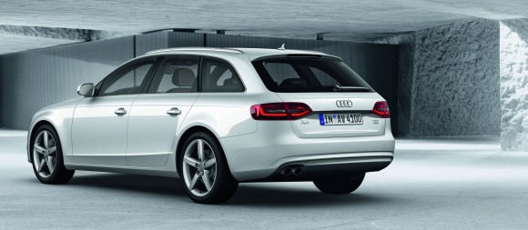 Audi A4 Avant-arkadan goruntu