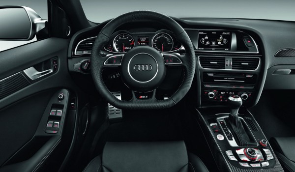 2012-Audi-RS4-Avant-ic-mekan