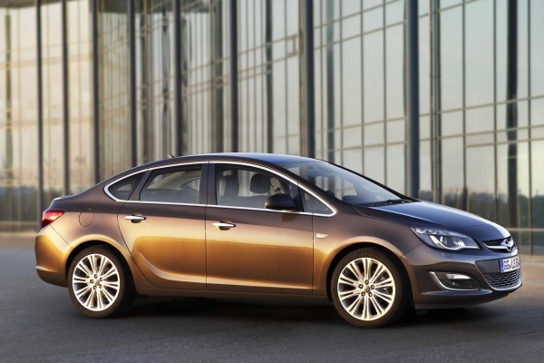 2013_Opel_Astra_Sedan_sag