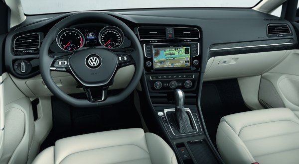 Yeni_2013_VW_Golf_ic_mekan (1)