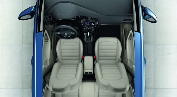 Yeni_2013_VW_Golf_ic_mekan (2)