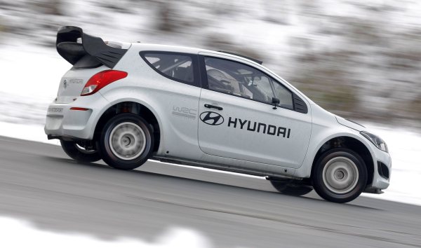 Hyundai_i20_WRC_2013_test_2014