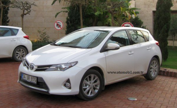 Yeni_2013_Toyota_Auris_Turkiye_fiyat