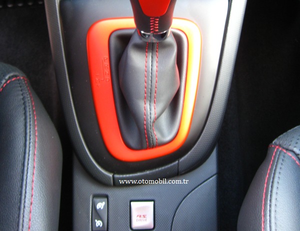 2013_Renault_Clio_RS_200_EDC_vites