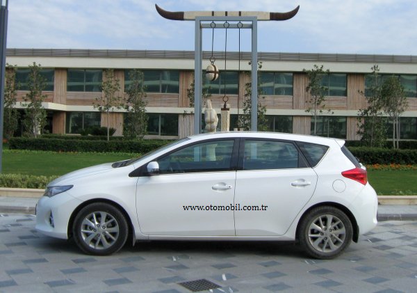 Yeni_2013_Toyota_Auris_test-ilk_surus-yandan