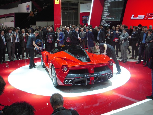 LaFerrari-arka-2013_Cenevre_Otomobil_Fuarı