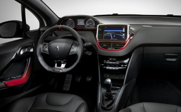 Peugeot_208_Gti_ic_mekan_2013