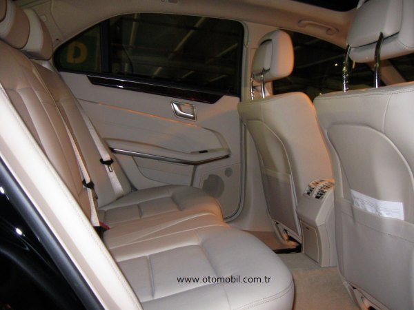 2013_Mercedes_E_180_arka_koltuk_test
