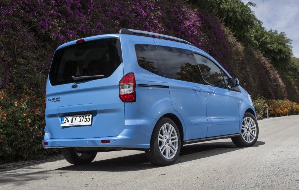 Ford_Tourneo_Courier_1.6_TDCi_arka