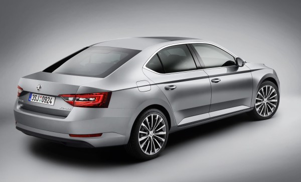 Yeni_2015_Skoda_Superb_arka