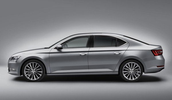 Yeni_2015_Skoda_Superb_yan_