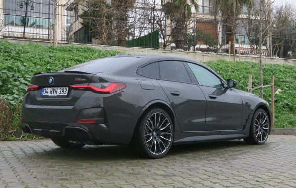 BMW i4 M50 test sürüşü - arka görünüm