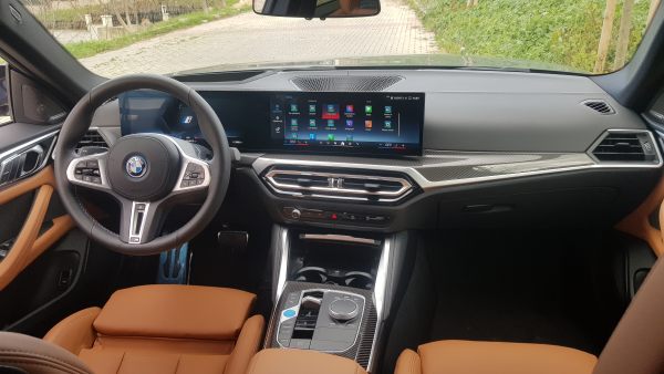 BMW i40 M50 ön konsol ve Curved Display