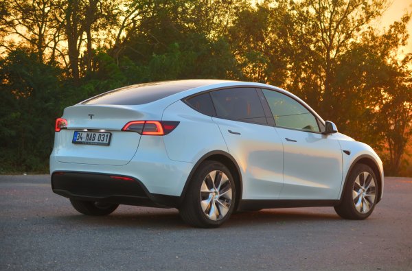 Tarık Akagün tarafından test edilen Tesla Model Y arkadan itişli test aracı