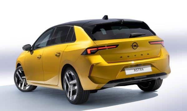 Makyajlı Opel Astra 2026 arka