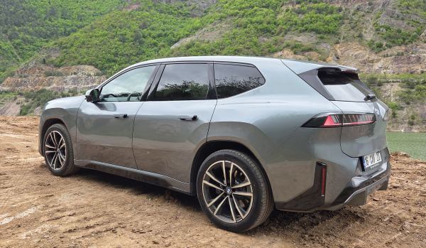Yeni BMW iX3 arka görünüm