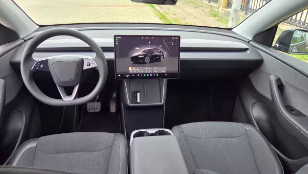 Tesla Model Y Standart Paket orta konsol