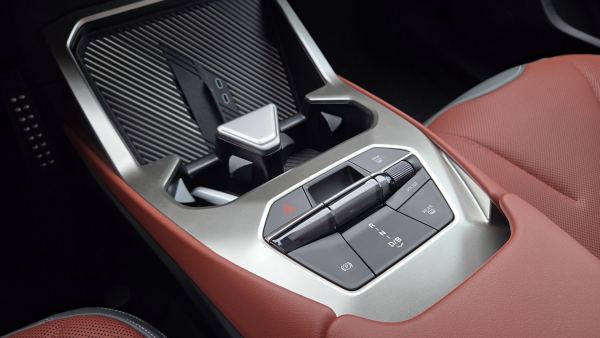 Yeni BMW iX3 kablosuz şarj
