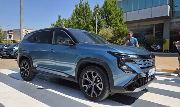 Bursa Oyak Renault fabrikasında üretilen yeni Renault Boreal C-SUV modelinin lansman test sürüşü esnasındaki dış tasarım görünümü.