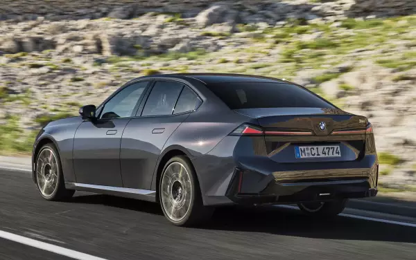2027 BMW 320 G50 arka